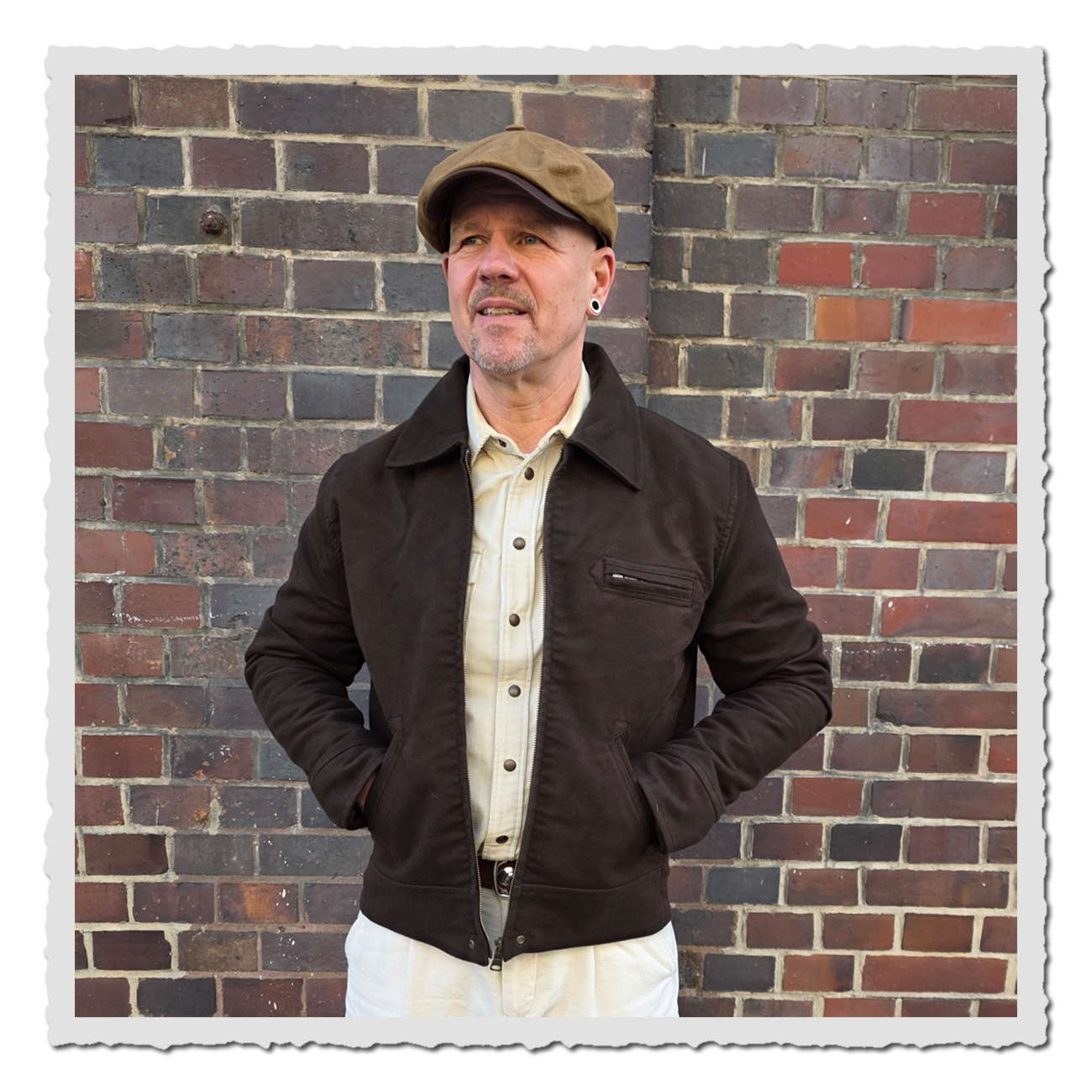 Pike Brothers 1932 Roadster Jacket – Mann trägt die Herrenjacke in Soil Brown aus Moleskin